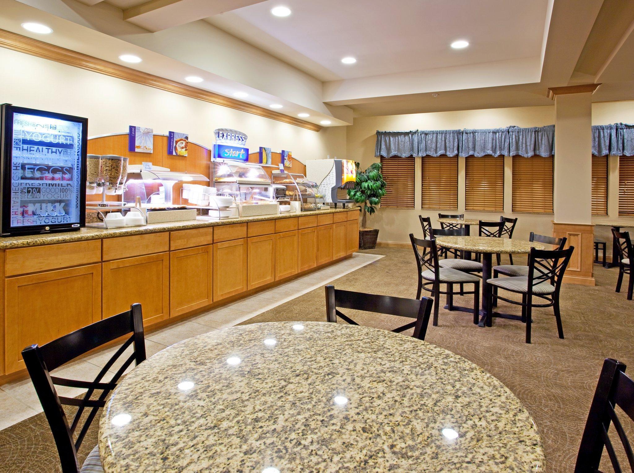 Holiday Inn Express Hotel & Suites Chesterfield - Selfridge Area By Ihg Extérieur photo