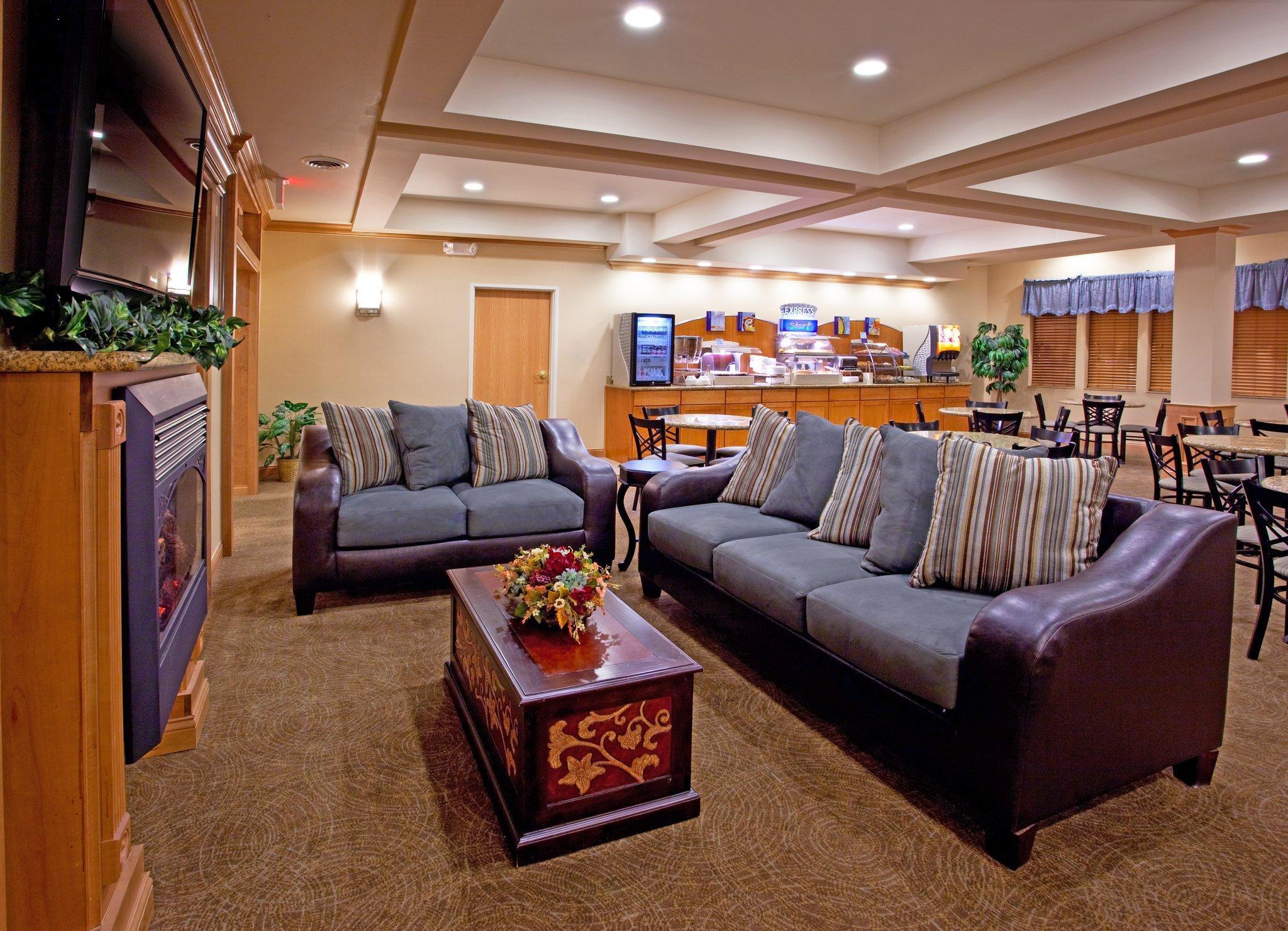 Holiday Inn Express Hotel & Suites Chesterfield - Selfridge Area By Ihg Extérieur photo